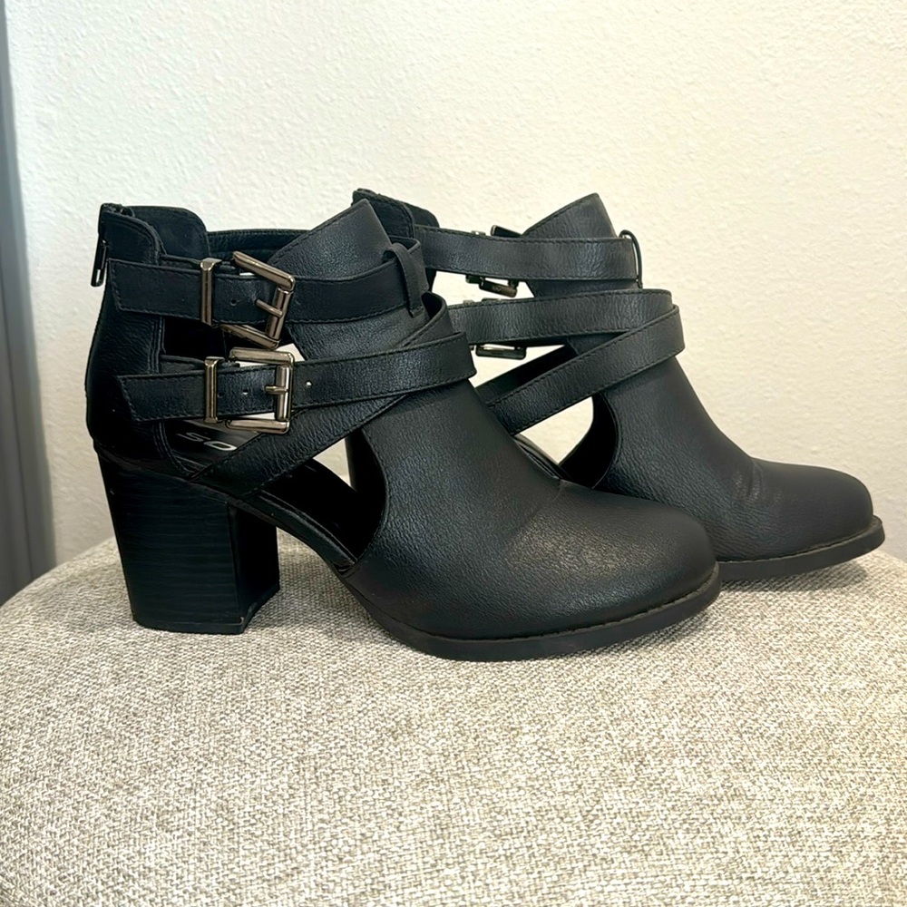 Black women’s booties size size 8 1/2